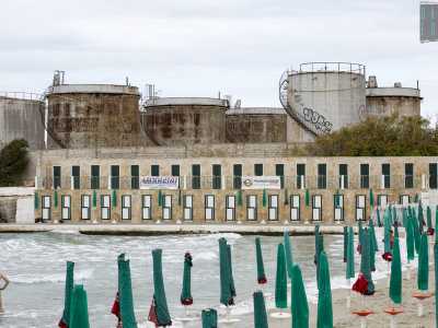 Siamo in presenza degli abbandonati serbatoi di carburanti della ditta Gigom (poi diventata Sarom), che si affacciano su �Cala Pantano�, insenatura che ospita l�omonimo lido, il pi� antico della citt�, nato negli anni 30